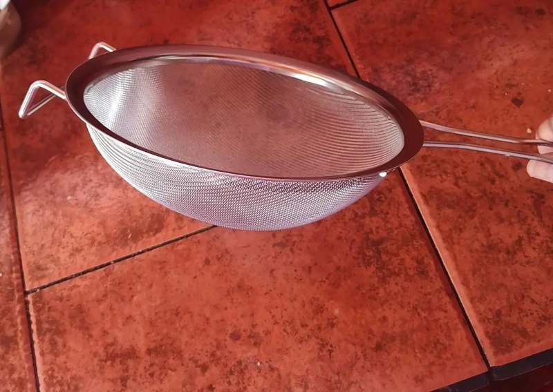 COLADOR DE ACERO INOXIDABLE CON ASA Y MANGO DE 28.5 CM - 4