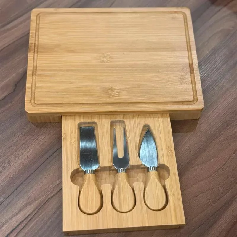 TABLA DE BAMBU PARA QUESOS CON TRES CUBIERTOS DE ACERO INOXIDABLE - 5