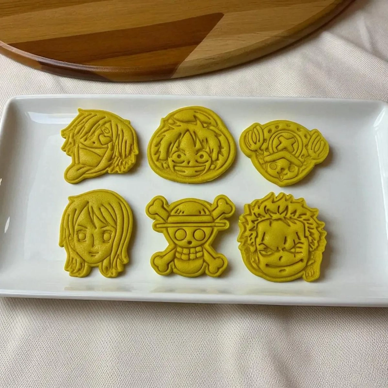 SET DE 6 CORTADORES DE GALLETAS CON DISEÑO DE PERSONAJES DE ANIME - 2