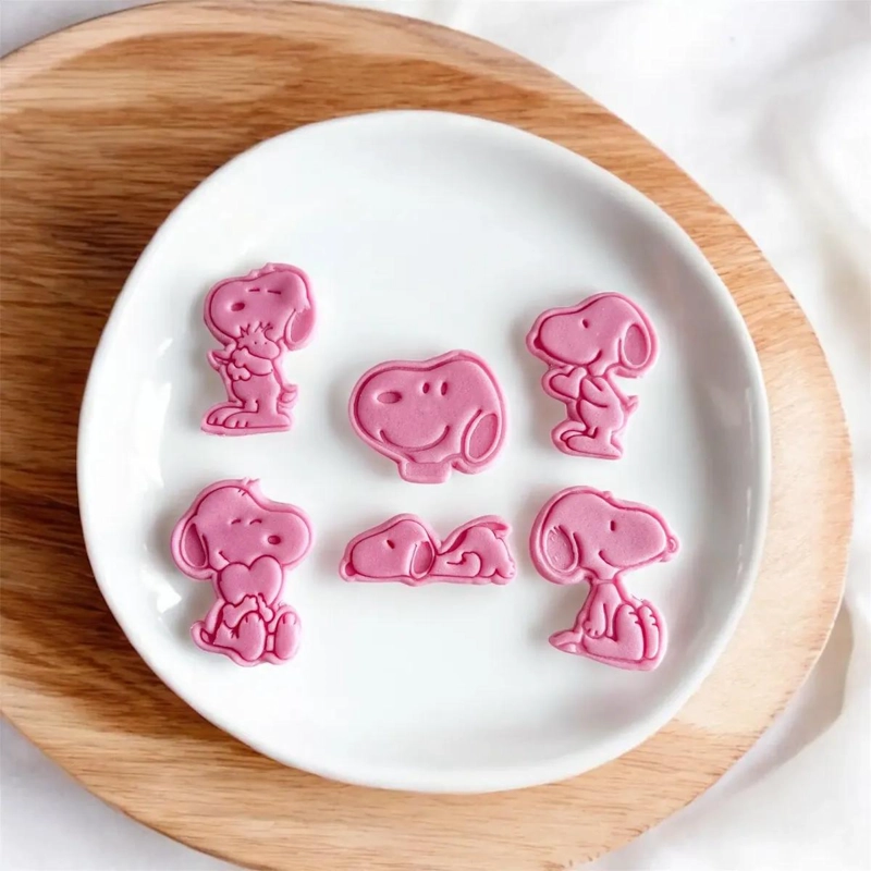 SET DE CORTADORES Y SELLOS PARA GALLETAS CON DISEÑO DE PERRO CURIOSO - 2