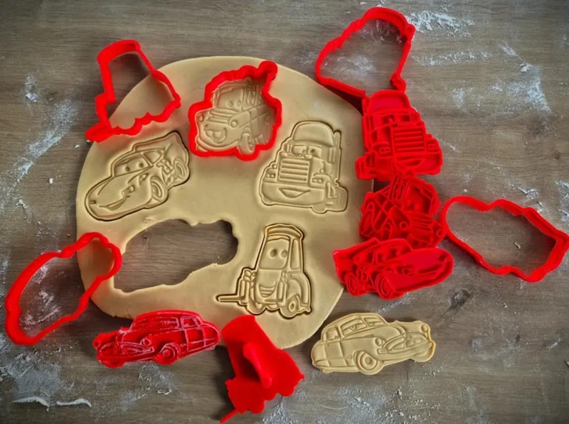 SET DE 5 CORTADORES DE GALLETAS CON DISEÑO DE AUTOS PARA REPOSTERIA - 2