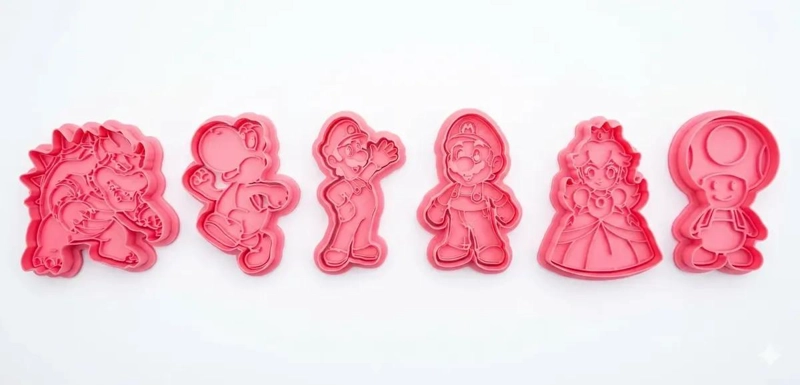 SET DE 6 CORTADORES DE GALLETAS CON SELLO TEMATICO DE PERSONAJES - 1