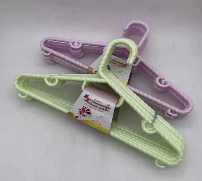 SET DE 3 COLGADORES ANTIDESLIZANTES DE PLASTICO PARA ROPA - 1