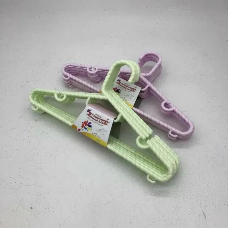 SET DE 3 COLGADORES ANTIDESLIZANTES DE PLASTICO PARA ROPA - 2
