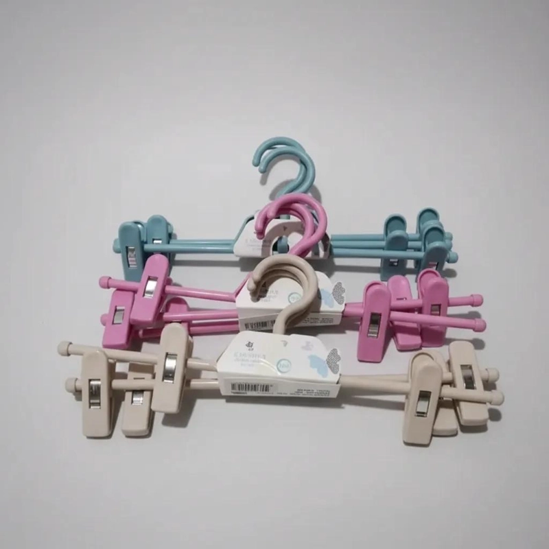 JUEGO DE COLGADORES DE PLASTICO PARA ROPA INFANTIL EN COLORES PASTEL - 1