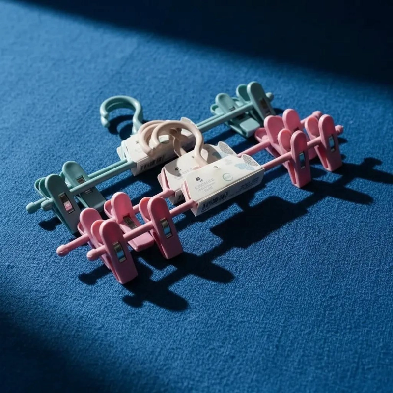 JUEGO DE COLGADORES DE PLASTICO PARA ROPA INFANTIL EN COLORES PASTEL - 2