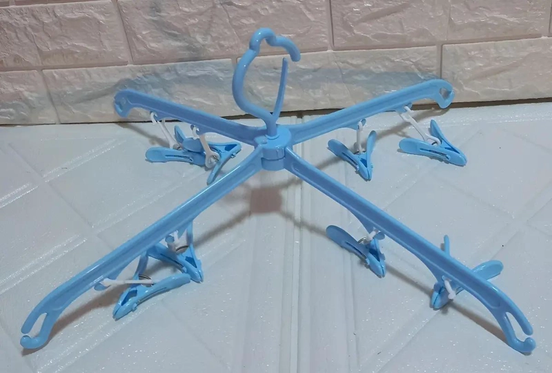 PERCHERO COLGADOR CON 8 PINZAS PARA ROPA PRACTICO - 2