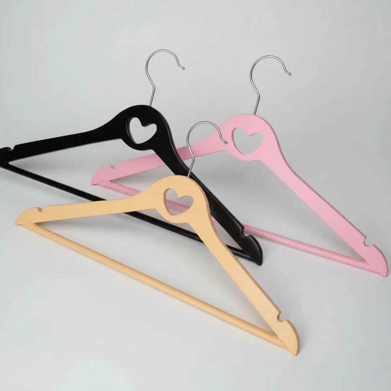 PACK DE 6 COLGADORES DE ROPA CON DISEÑO DE CORAZON - 1