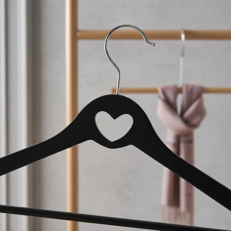 PACK DE 6 COLGADORES DE ROPA CON DISEÑO DE CORAZON - 3