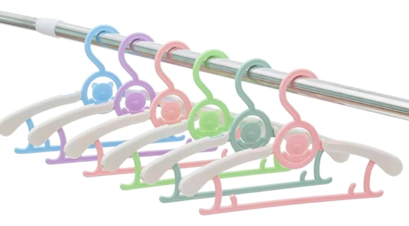 SET DE 10 COLGADORES DE PLASTICO PARA NIÑOS EN COLORES SURTIDOS - 3
