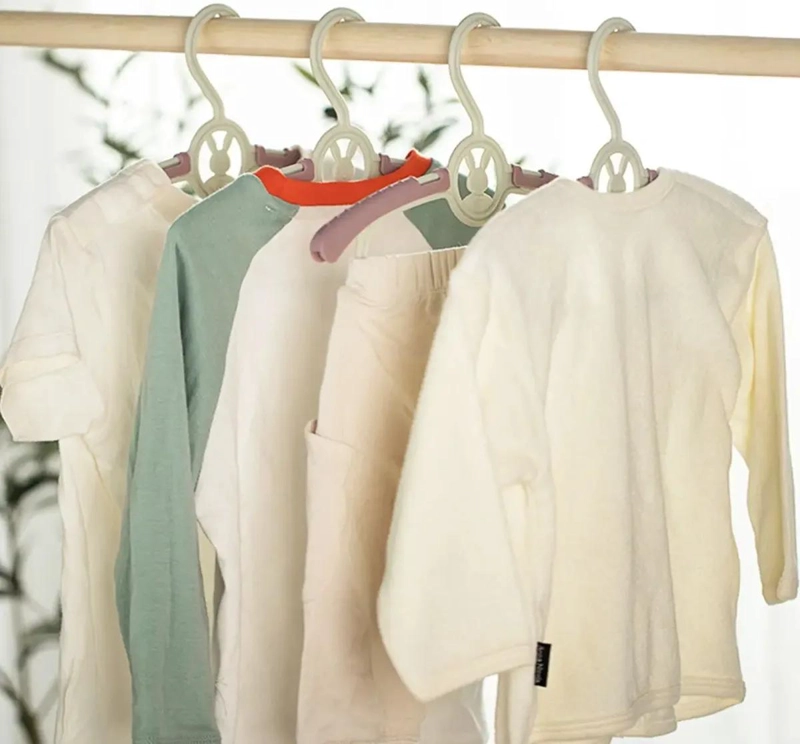 SET DE 5 COLGADORES DE ROPA ANTIDESLIZANTES PARA PRENDAS - 3