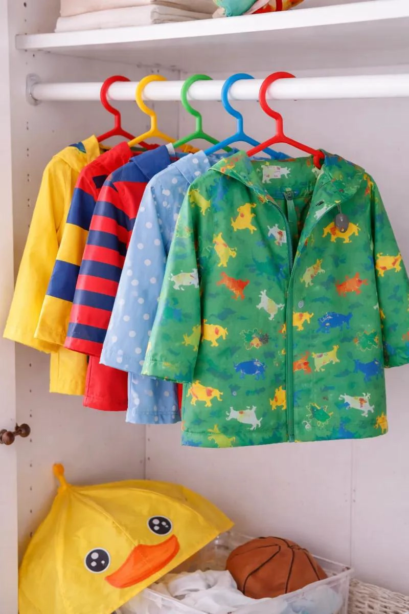 SET DE 10 GANCHOS COLGADORES PARA ROPA INFANTIL COLORES SURTIDOS - 3