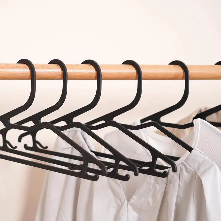 SET DE 10 COLGADORES NEGROS DE PLASTICO RESISTENTE PARA ROPA - 2