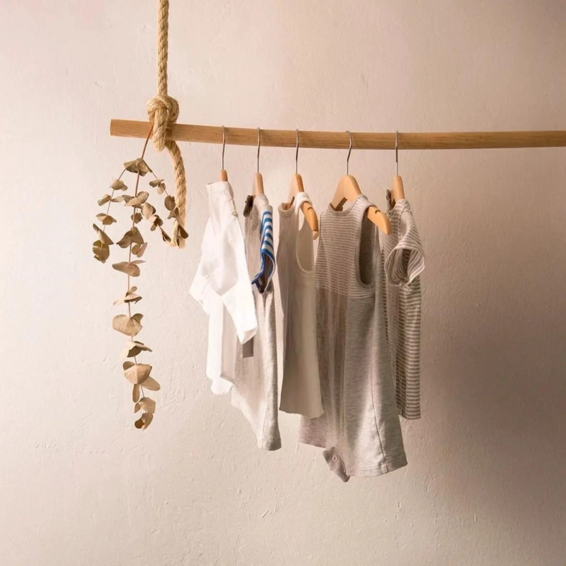 SET DE 10 PERCHAS DE MADERA LUSTRADA CON BROCHES PARA ROPA - 7