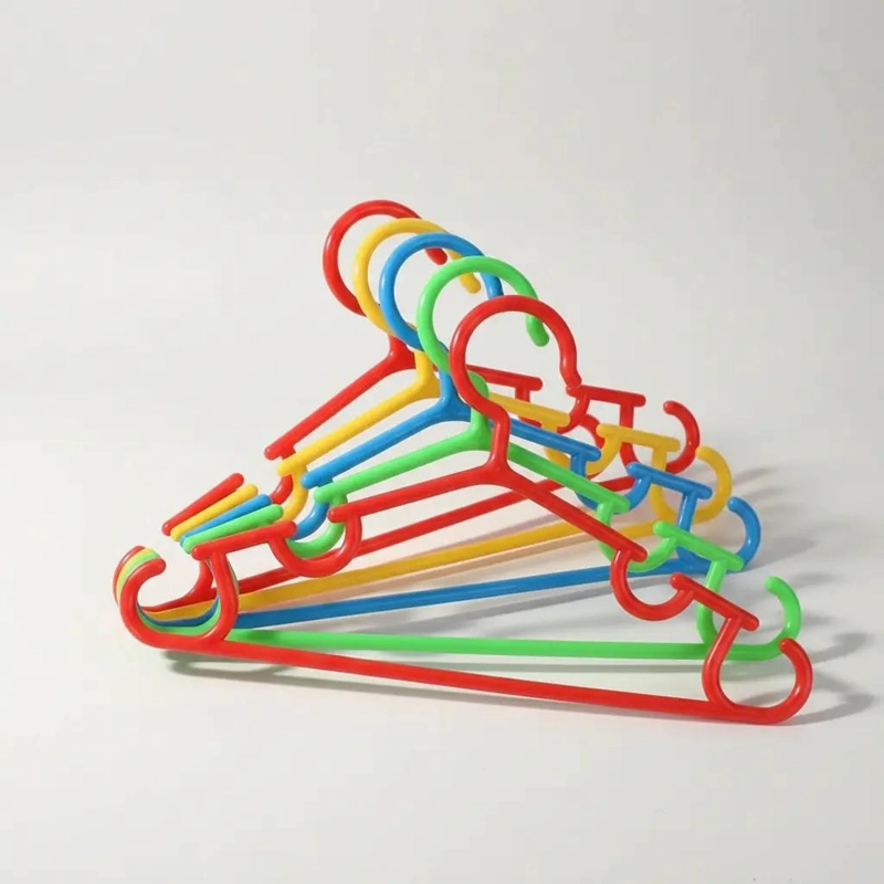 PACK DE 5 COLGADORES PLASTICOS COLORIDOS PARA ROPA INFANTIL - 4