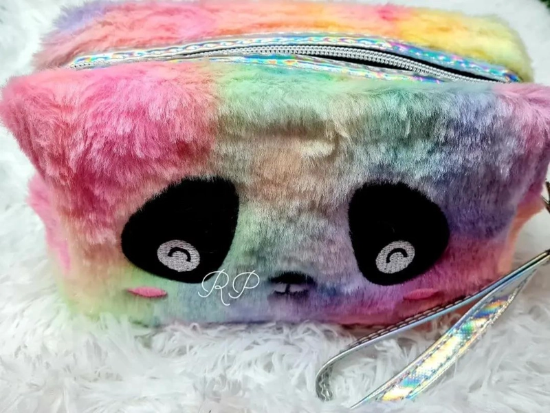 ESTUCHE DE PELUCHE SUAVE CON DISEÑO DE OSO PANDA MULTICOLOR - 4