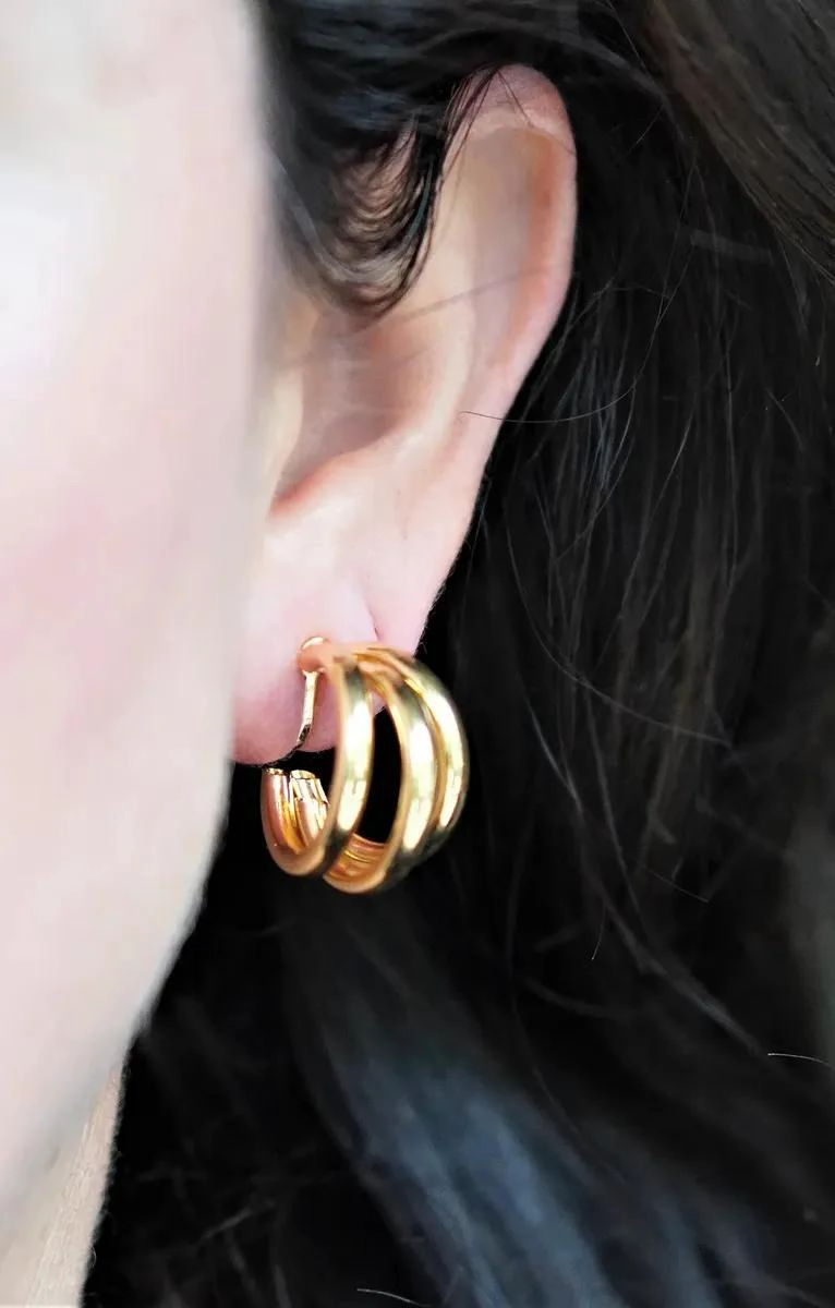 ARGOLLAS ELEGANTES DE TRIPLE ARO SIN PERFORACION EN ORO 14K - 10
