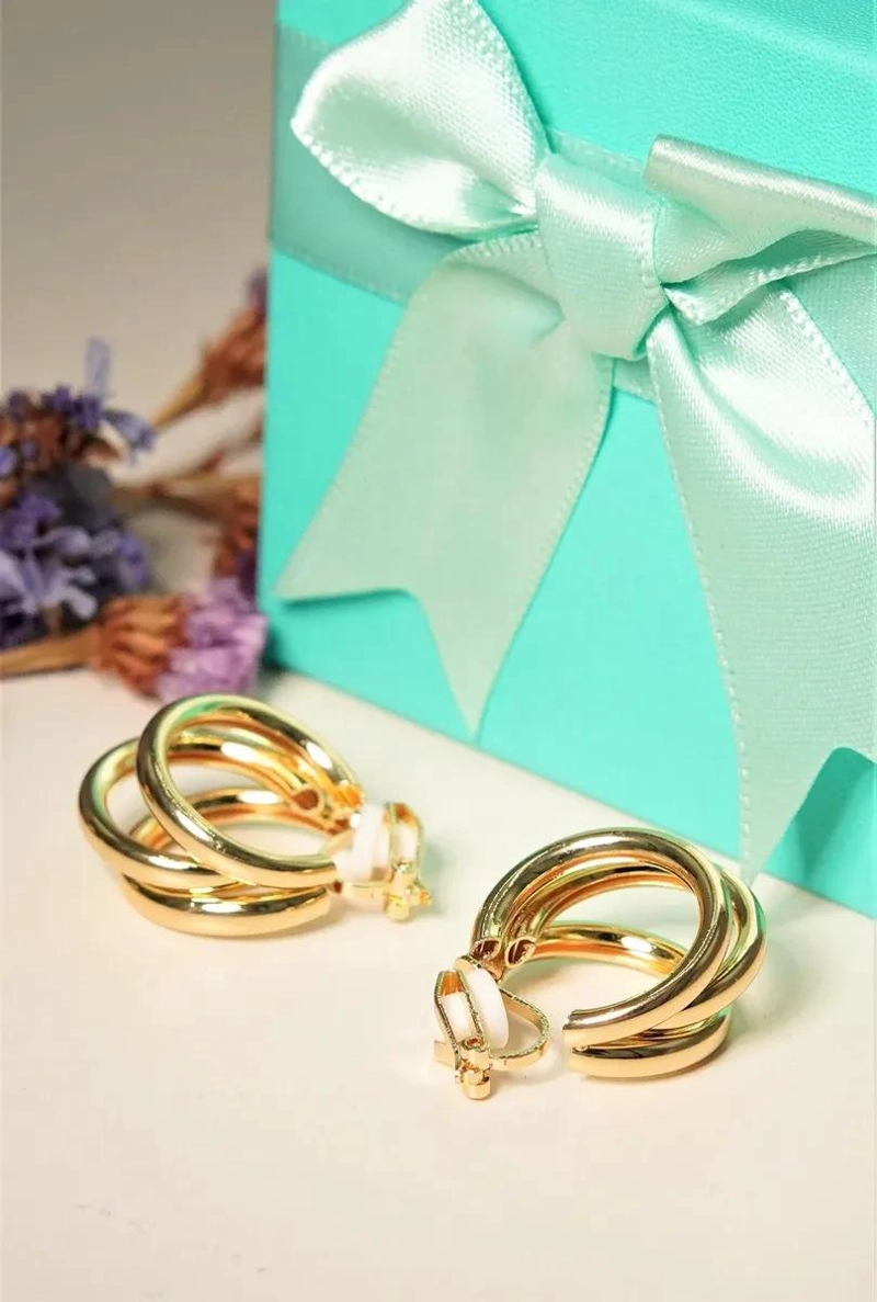 ARGOLLAS ELEGANTES DE TRIPLE ARO SIN PERFORACION EN ORO 14K - 4