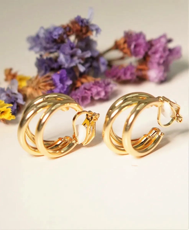 ARGOLLAS ELEGANTES DE TRIPLE ARO SIN PERFORACION EN ORO 14K - 7
