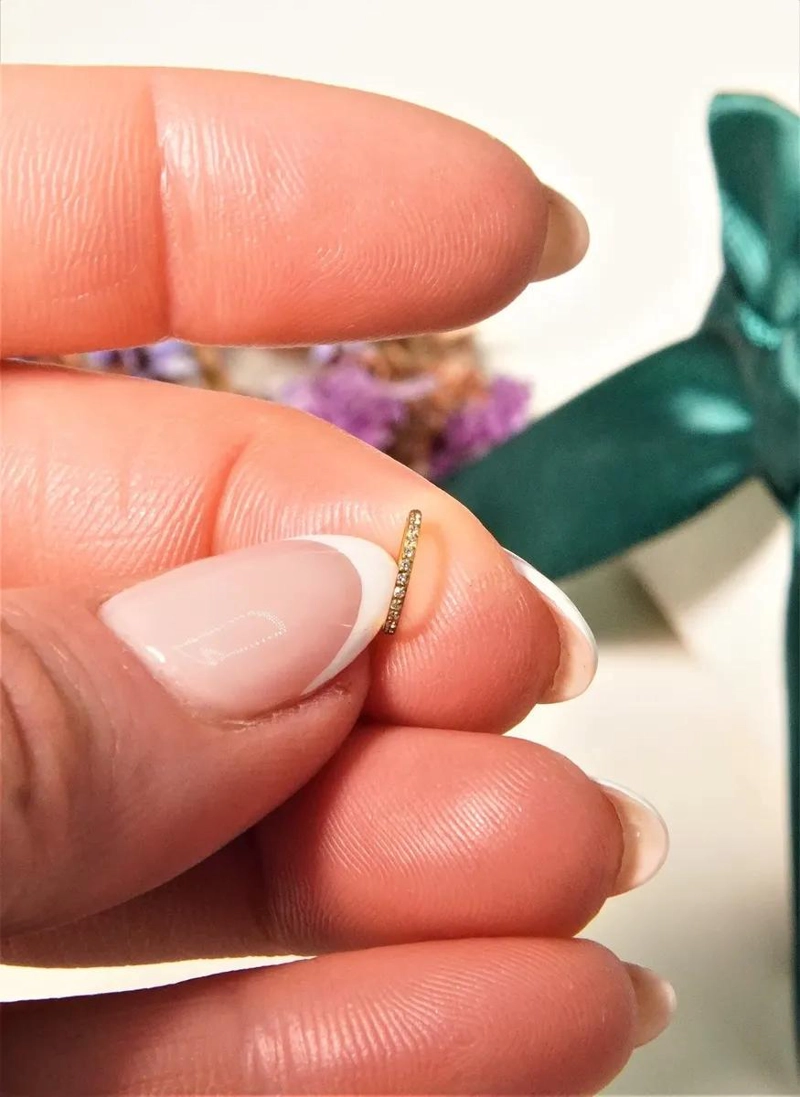 ARGOLLA DORADA DE TITANIO CON ZIRCONIAS 6 MM PARA PIERCING - 9