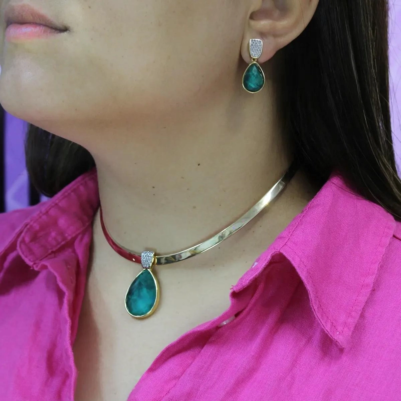 SET DE AROS Y COLLAR RIGIDO EN ORO 18K CON ESMERALDA - 2