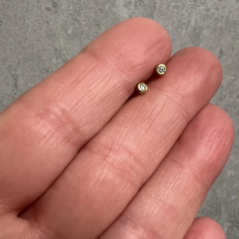 AROS DE LUZ EN ORO SOLIDO 10K CON MOISSANITA DE 2 MM - 2