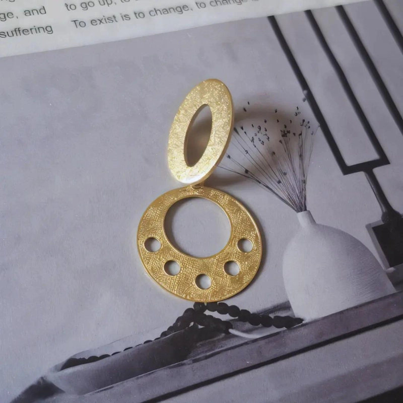 AROS ENCHAPADOS EN ORO CON DISEÑO REDONDEADO Y DETALLES ELEGANTES - 3