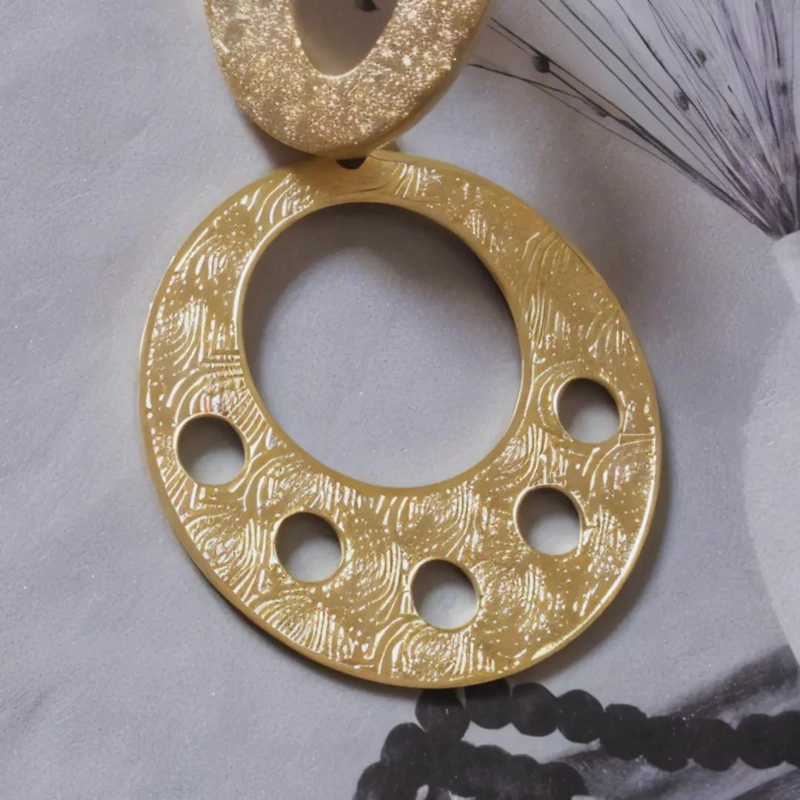 AROS ENCHAPADOS EN ORO CON DISEÑO REDONDEADO Y DETALLES ELEGANTES - 4