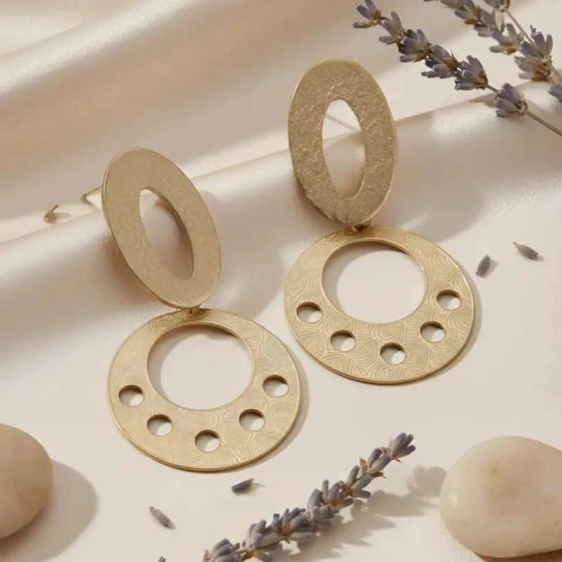 AROS ENCHAPADOS EN ORO CON DISEÑO REDONDEADO Y DETALLES ELEGANTES - 5
