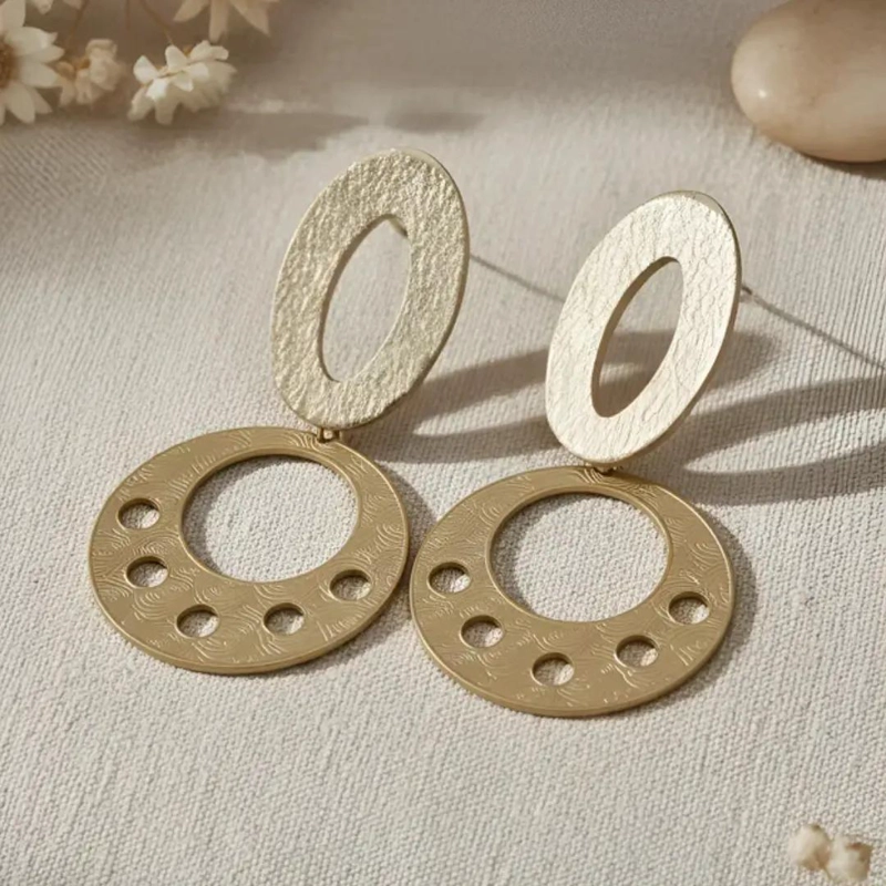AROS ENCHAPADOS EN ORO CON DISEÑO REDONDEADO Y DETALLES ELEGANTES - 6