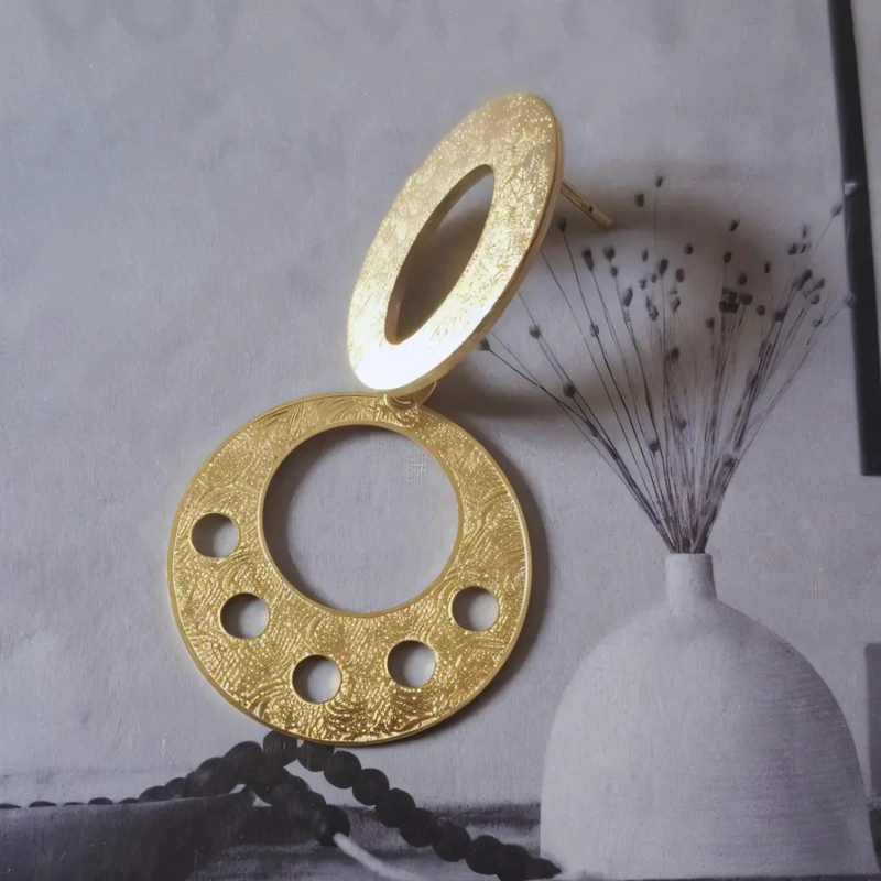 AROS ENCHAPADOS EN ORO CON DISEÑO REDONDEADO Y DETALLES ELEGANTES - 7