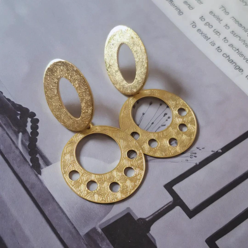 AROS ENCHAPADOS EN ORO CON DISEÑO REDONDEADO Y DETALLES ELEGANTES - 8