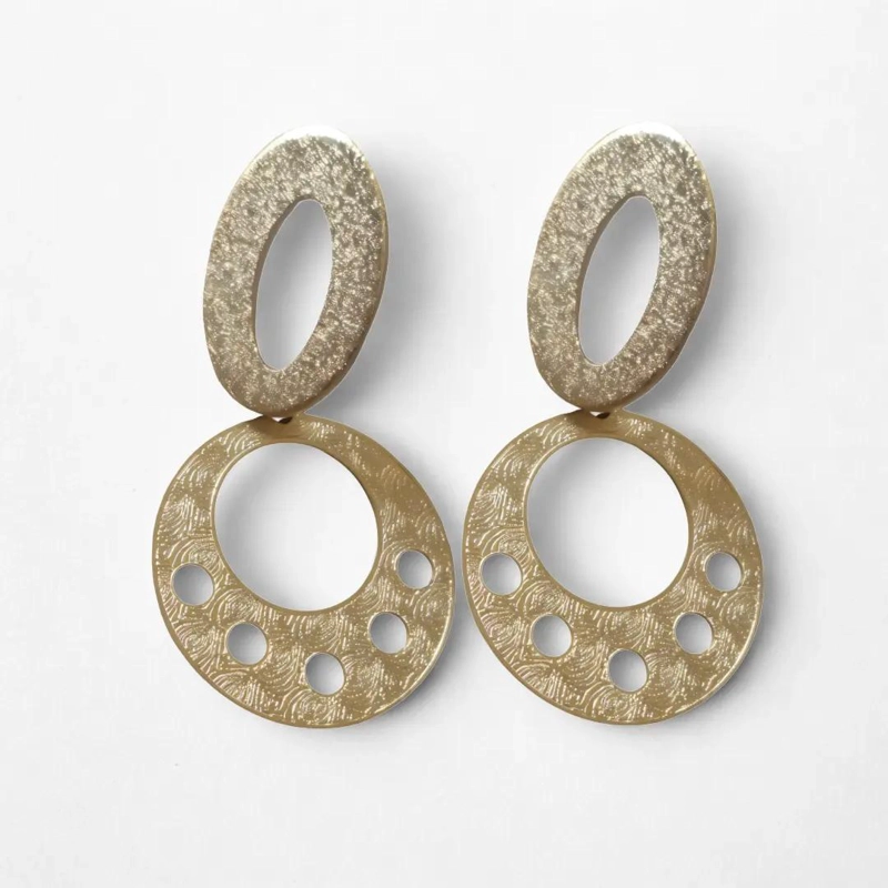 AROS ENCHAPADOS EN ORO CON DISEÑO REDONDEADO Y DETALLES ELEGANTES - 9