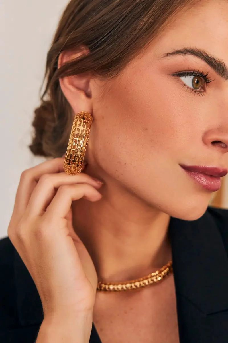 AROS ARGOLLAS GRANDES ENCHAPADAS EN ORO 18K CON DISEÑO EXCLUSIVO - 2