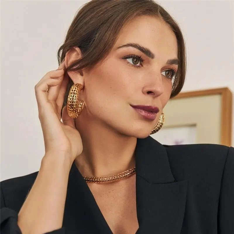 AROS ARGOLLAS GRANDES ENCHAPADAS EN ORO 18K CON DISEÑO EXCLUSIVO - 4