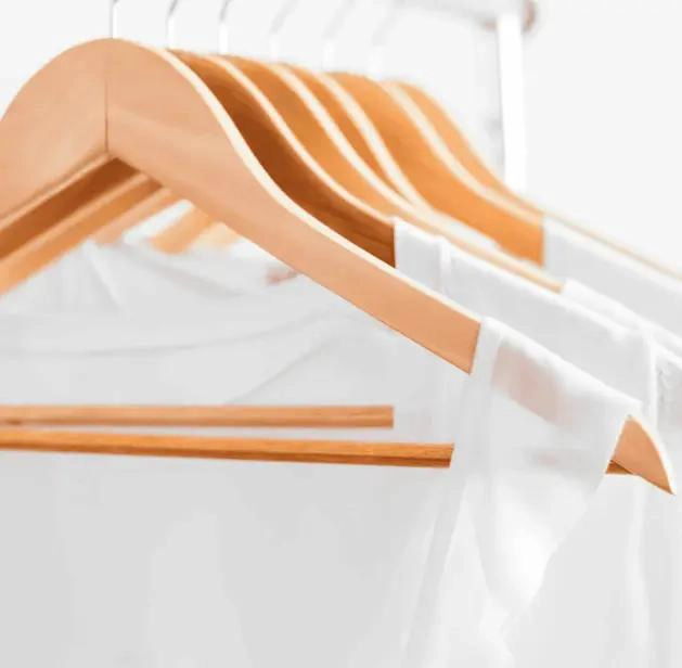 PACK DE 15 COLGADORES DE MADERA PARA POLERAS ADULTOS - 4