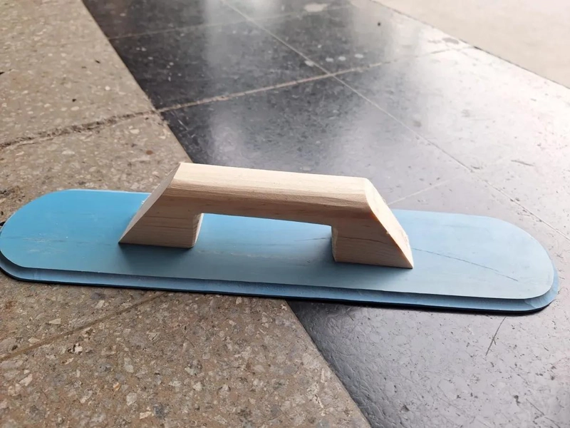 PLATACHO DE PVC CON MANGO DE MADERA PARA ACABADOS PERFECTOS - 3