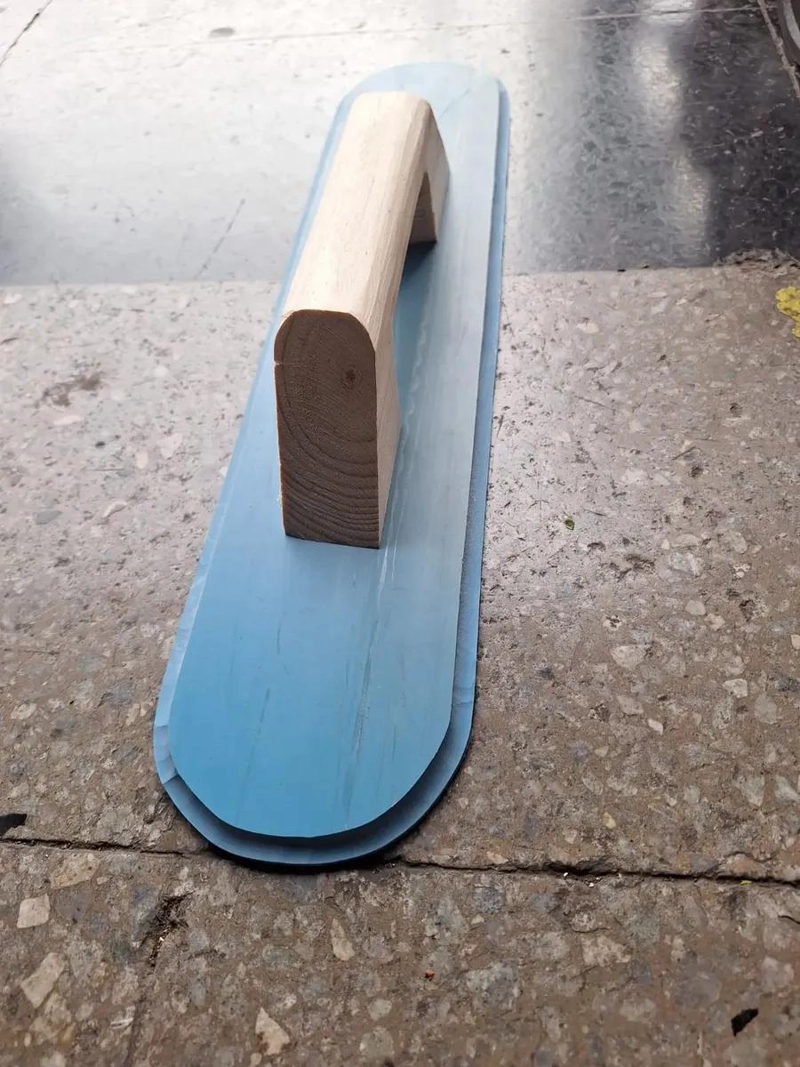 PLATACHO DE PVC CON MANGO DE MADERA PARA ACABADOS PERFECTOS - 4