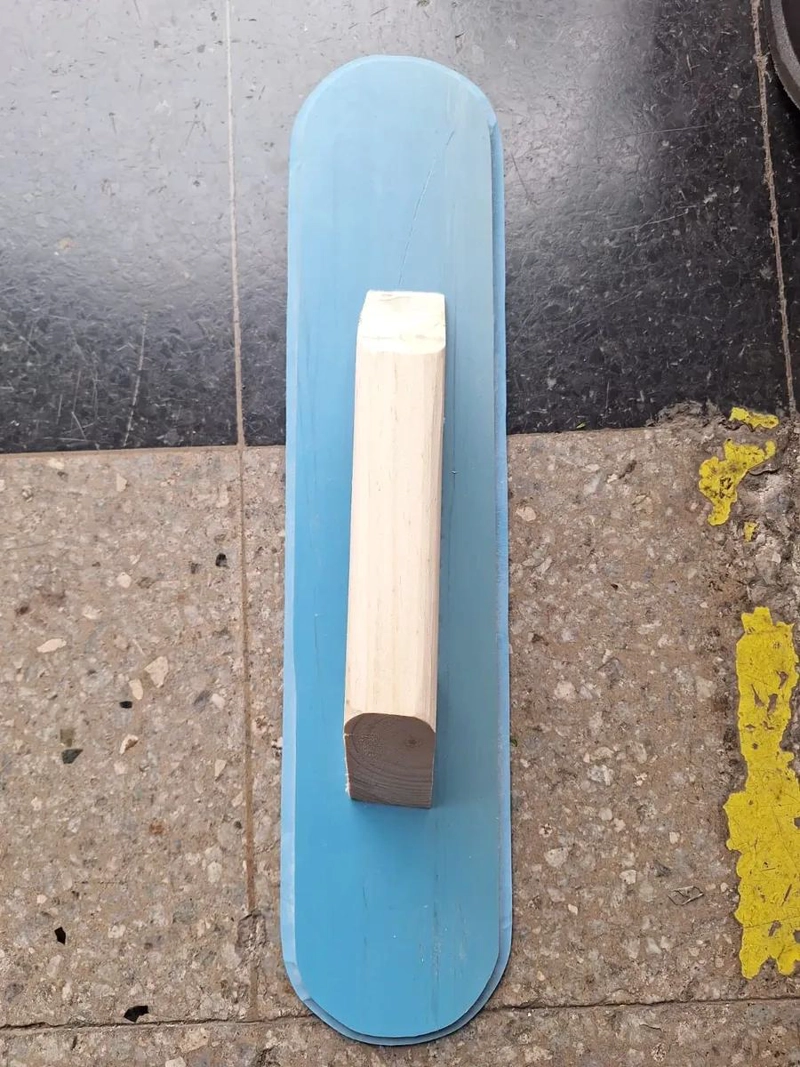 PLATACHO DE PVC CON MANGO DE MADERA PARA ACABADOS PERFECTOS - 5