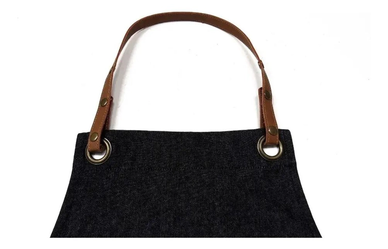 DELANTAL ENTERO DE JEANS NEGRO CON TIRANTES AJUSTABLES Y BOLSILLOS - 2