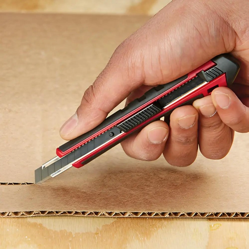 CUTTER DESMONTABLE CON MANGO DE PLASTICO - 1
