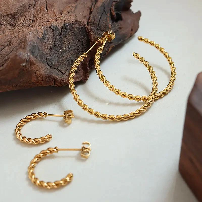 AROS DE BAÑO EN ORO 18K CON DISEÑO ENTORCHADO - 2