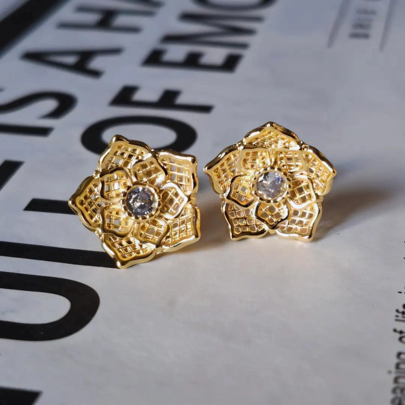 AROS ENCHAPADOS EN ORO CON DISEÑO FLORAL Y CIRCON - 3