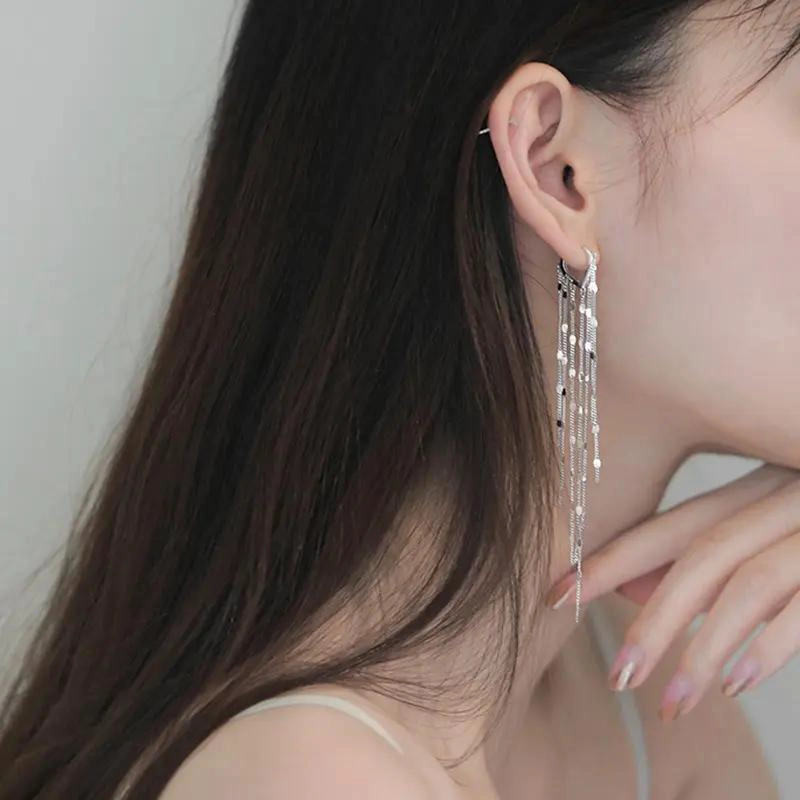 AROS COLGANTES LARGOS ELEGANTES EN PLATEADO CON DISEÑO DE CASCADA - 2
