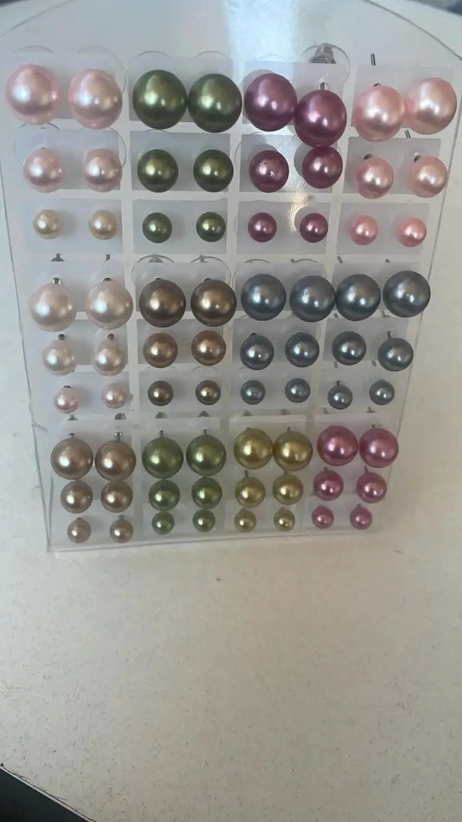 36 PARES DE AROS PENDIENTES DE PERLA SINTE TICA EN 7 COLORES - 1