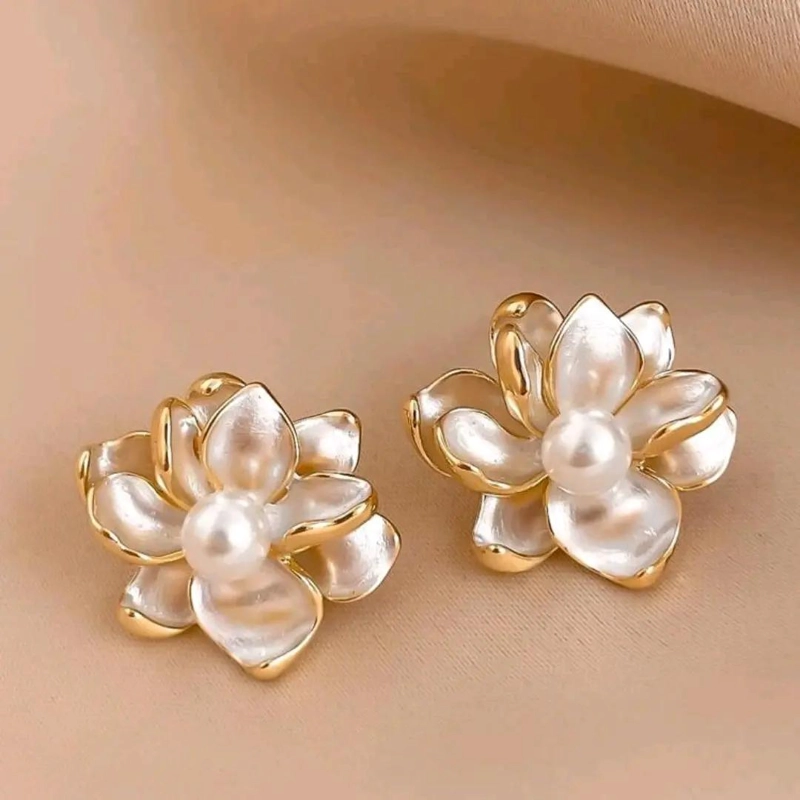 AROS ELEGANTES DE FLOR CON PERLA Y BAÑO DE ORO 18K - 2