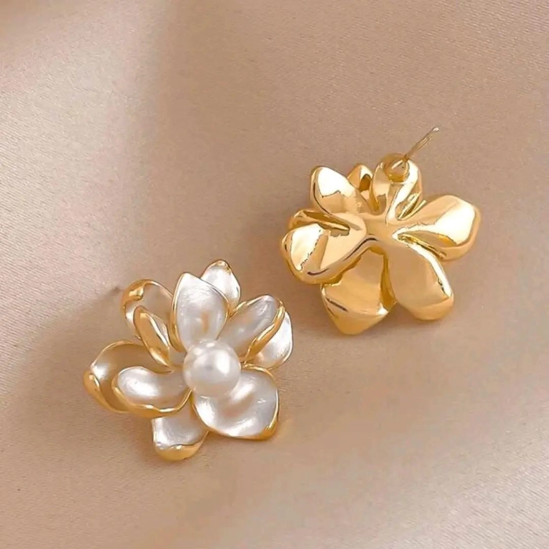 AROS ELEGANTES DE FLOR CON PERLA Y BAÑO DE ORO 18K - 3