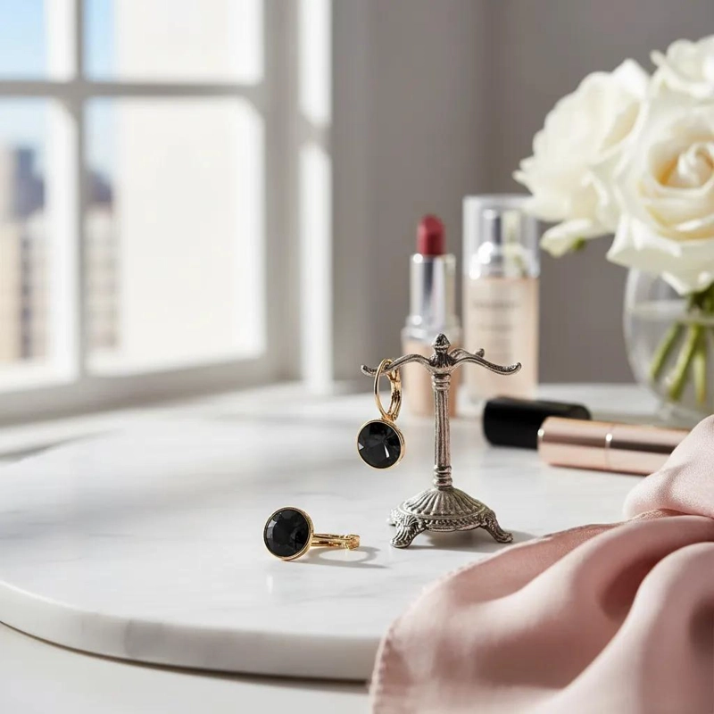 AROS DE CRISTAL NEGRO CON BAÑO DE ORO 18K PARA BRILLAR - 1