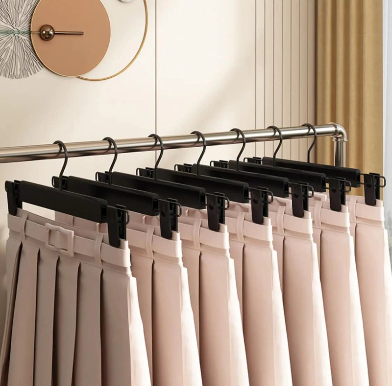 JUEGO DE 20 PERCHAS DE PLASTICO NEGRO PARA PANTALONES - 5