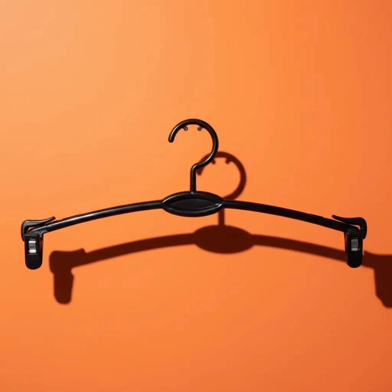 PACK DE 30 COLGADORES DE PLASTICO NEGRO PARA ROPA - 1